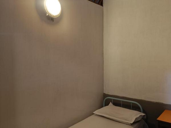 Hostel Vasantashram CST Mumbai : photo 3 de la chambre chambre simple avec salle de bains commune