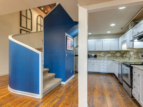 Nashville Riverfront Lofts : photo 8 de la chambre downtown 2 bedroom loft w/kitchen, living room, & pool table - unit 8