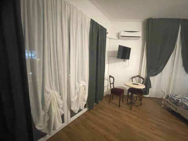 B&B Cavour16 : photo 4 de la chambre chambre lit king-size avec balcon