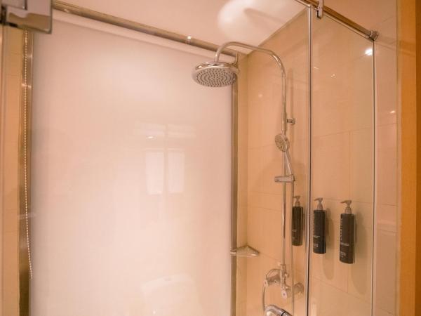 DoubleTree by Hilton Jakarta Kemayoran : photo 2 de la chambre chambre lit king-size