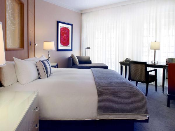 Hotel Sofitel Los Angeles at Beverly Hills : photo 3 de la chambre chambre lit king-size de luxe - vue sur colline d'hollywood