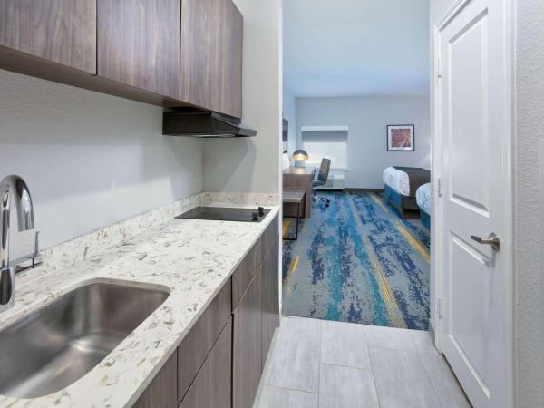 La Quinta Inn & Suites by Wyndham Dallas/Fairpark : photo 2 de la chambre 2 queen beds, mobility/hearing access premier room, tub w/ grab bars, no smoking