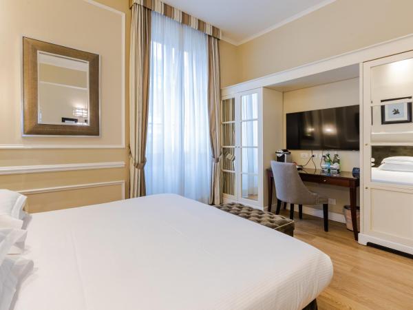 FH55 Hotel Calzaiuoli : photo 4 de la chambre chambre double ou lits jumeaux supérieure avec vue sur ville