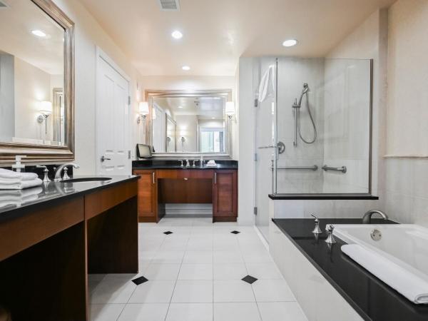 StripViewSuites at Signature : photo 7 de la chambre ada one-bedroom - balcony