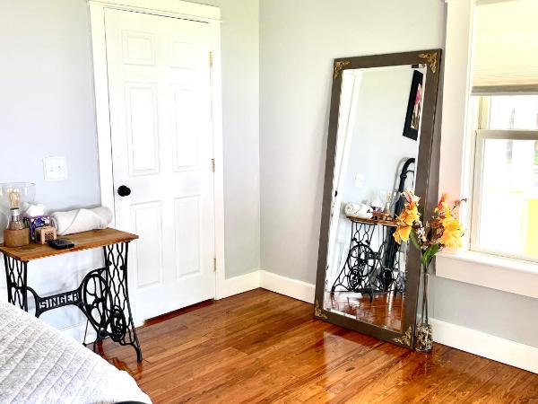 Tampa Heights Bungalow : photo 1 de la chambre chambre double avec salle de bains commune