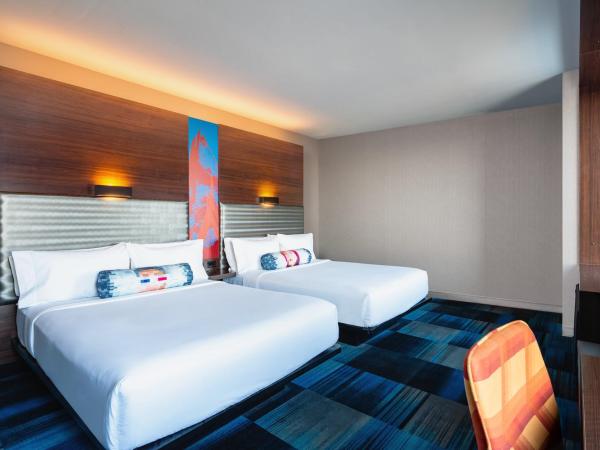 Aloft Boston Seaport District : photo 1 de la chambre chambre aloft avec 2 lits queen-size