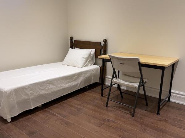 Vihome-104-Beautiful house near North York Center : photo 7 de la chambre chambre lits jumeaux