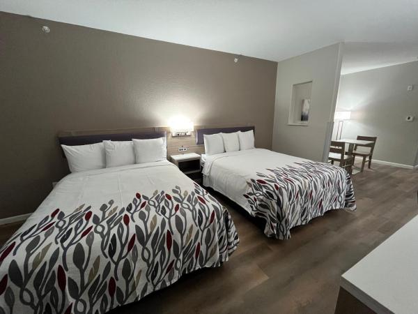 Red Roof PLUS San Antonio Northeast : photo 2 de la chambre deluxe room with two queen beds disability access roll-in shower smoke free