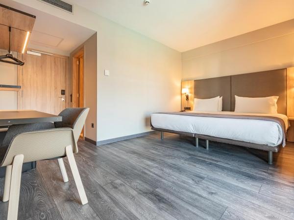 Astari : photo 1 de la chambre chambre double avec terrasse - vue sur piscine