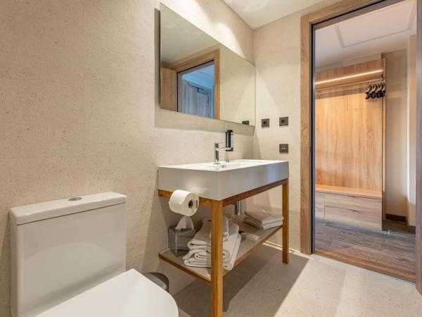 Astari : photo 4 de la chambre chambre double avec terrasse - vue sur piscine