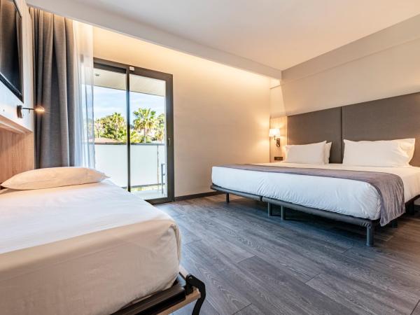 Astari : photo 1 de la chambre chambre double avec balcon (2 adultes + 1 enfant)