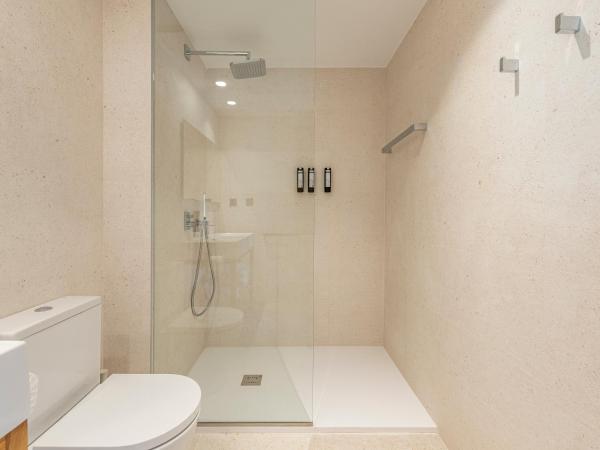 Astari : photo 9 de la chambre chambre lits jumeaux avec terrasse - vue sur ville