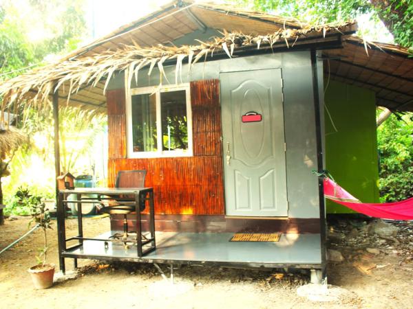 Do Dee Cafe Bangkok Hostel : photo 6 de la chambre chambre lit queen-size - vue sur jardin