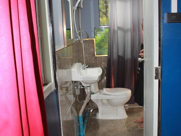 Do Dee Cafe Bangkok Hostel : photo 1 de la chambre chambre lit queen-size - vue sur jardin