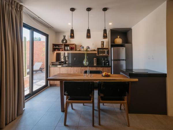 Punta Agave Suites : photo 2 de la chambre suite deluxe avec lit king-size