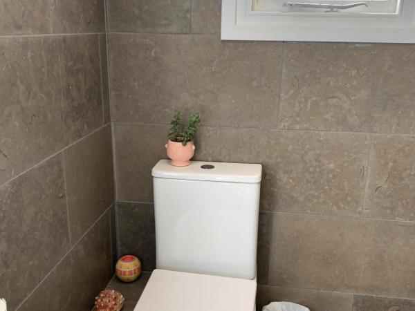 Relax Inn Guest House : photo 6 de la chambre chambre simple avec salle de bains extérieure privative