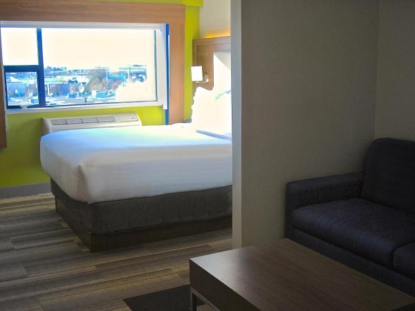 Holiday Inn Express Vancouver Airport-Richmond, an IHG Hotel : photo 1 de la chambre chambre lit queen-size avec canapé-lit