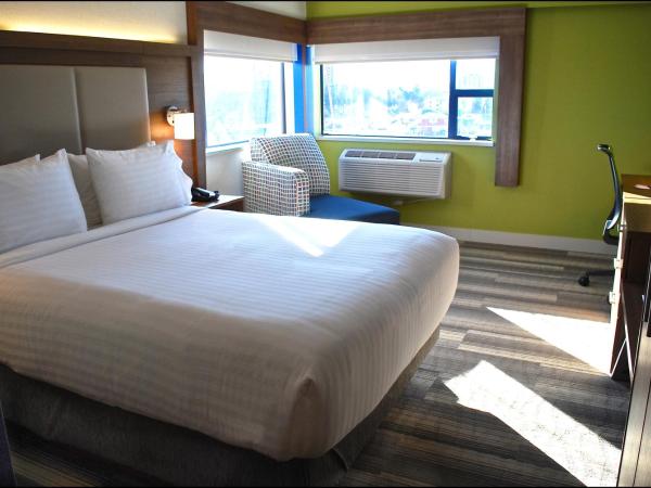 Holiday Inn Express Vancouver Airport-Richmond, an IHG Hotel : photo 1 de la chambre chambre standard lit queen-size