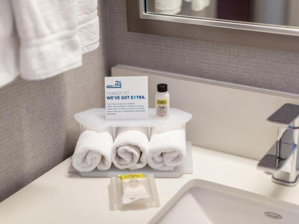 Holiday Inn Express & Suites Riverport Richmond, an IHG Hotel : photo 3 de la chambre suite lit king-size avec canapé-lit