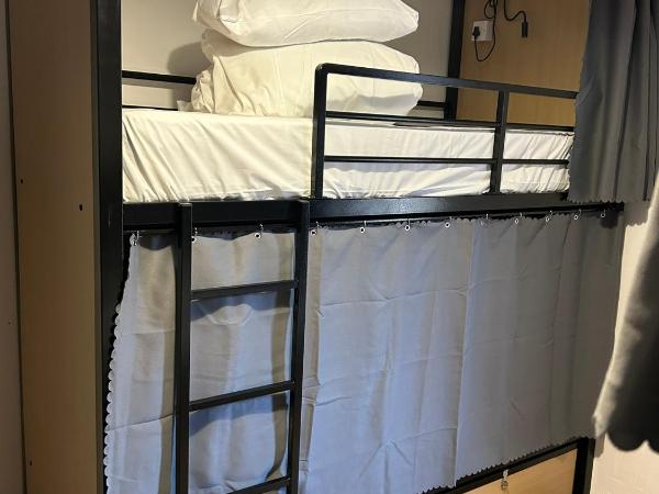 Lagan Backpackers : photo 2 de la chambre lit simple dans dortoir à 6 lits