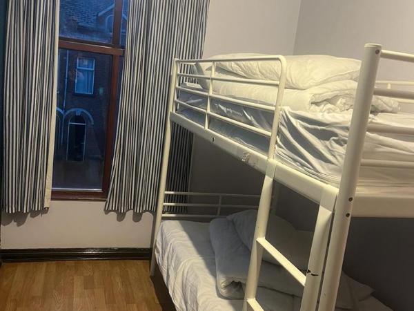 Lagan Backpackers : photo 1 de la chambre chambre lits superposés avec salle de bains commune
