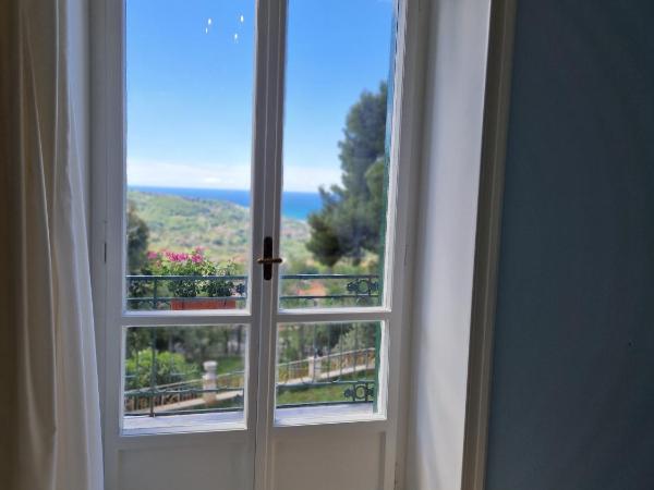 VILLA ESMERALDA : photo 5 de la chambre chambre quadruple - vue sur mer