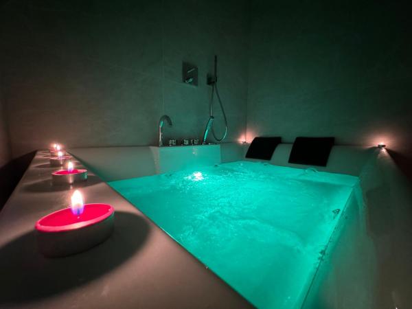 MEG Glamour Suite : photo 1 de la chambre chambre lit king-size avec baignoire spa