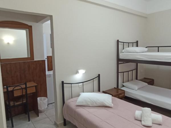 Elite Hotel : photo 8 de la chambre chambre quadruple avec salle de bains