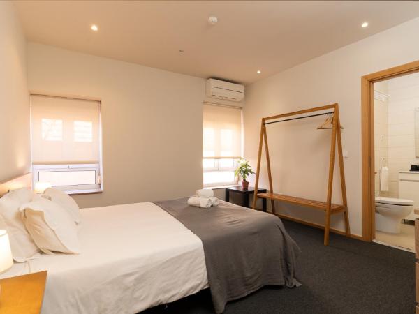 Peach Hostel & Suites : photo 9 de la chambre chambre double avec salle de bains privative