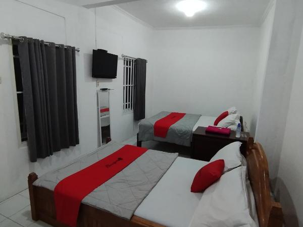 RedDoorz near Terminal Condong Catur : photo 9 de la chambre chambre familiale