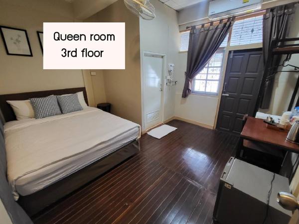 Achcha hotel - itsaraphap MRT station - Wat Arun : photo 1 de la chambre chambre lit queen-size avec balcon