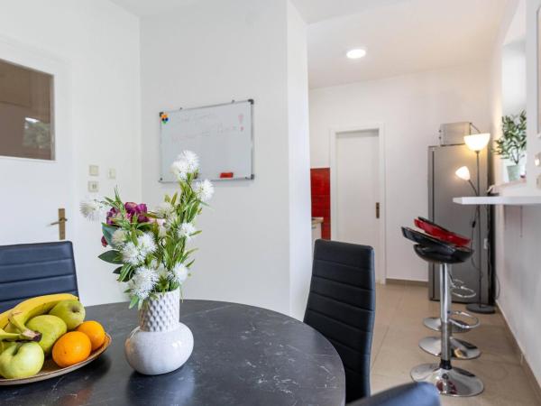 Placa apartment : photo 1 de la chambre chambre triple avec salle de bains privative