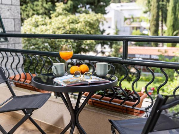 Placa apartment : photo 8 de la chambre chambre triple avec salle de bains privative