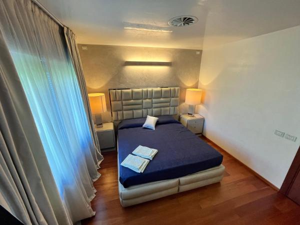 Villa Vanessa SUITES : photo 2 de la chambre chambre lit king-size avec balcon