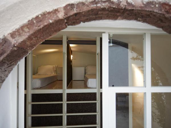 Hostel 16 Oia : photo 3 de la chambre bed in 8-bed male dormitory room