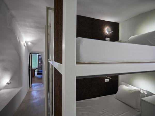 Hostel 16 Oia : photo 6 de la chambre bed in 8-bed male dormitory room