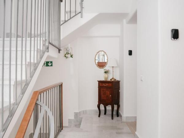 Vista Napoli Residence - Il Cortile : photo 8 de la chambre appartement avec balcon
