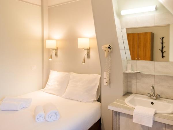 Hôtel Marignan : photo 3 de la chambre chambre triple avec toilettes privatives (douche commune au même Étage)