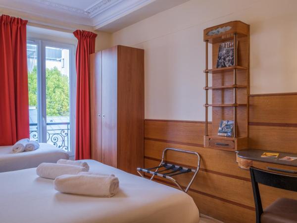 Hôtel Marignan : photo 9 de la chambre chambre triple avec douche et toilettes privatives