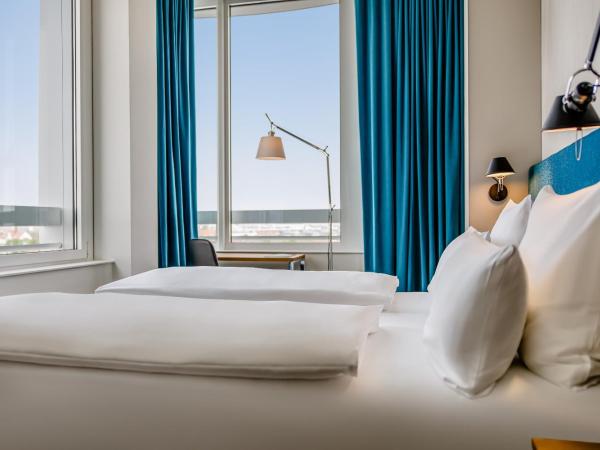 Motel One München-Campus : photo 1 de la chambre chambre lit queen-size supérieure 