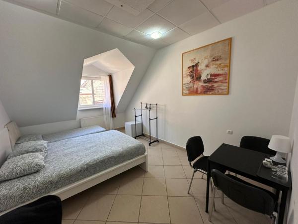 Apartamenty Gołębia-Economic : photo 1 de la chambre chambre triple Économique avec salle de bains commune