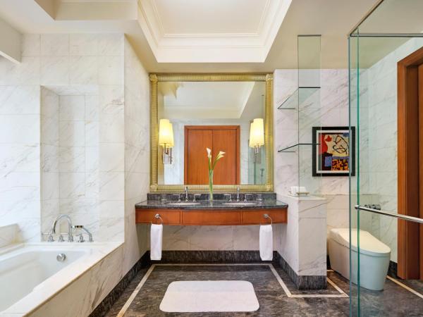 The Ritz-Carlton Jakarta, Mega Kuningan : photo 1 de la chambre grande chambre lit king-size - vue sur ville