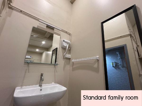 Achcha hotel - itsaraphap MRT station - Wat Arun : photo 7 de la chambre chambre familiale standard