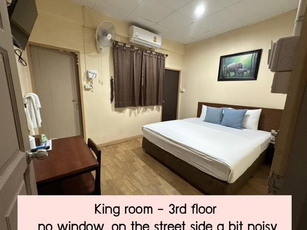 Achcha hotel - itsaraphap MRT station - Wat Arun : photo 1 de la chambre chambre lit king-size - sans fenêtre