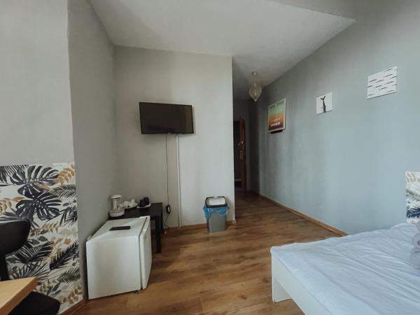 Central Sopot : photo 3 de la chambre economy double room - railway track view