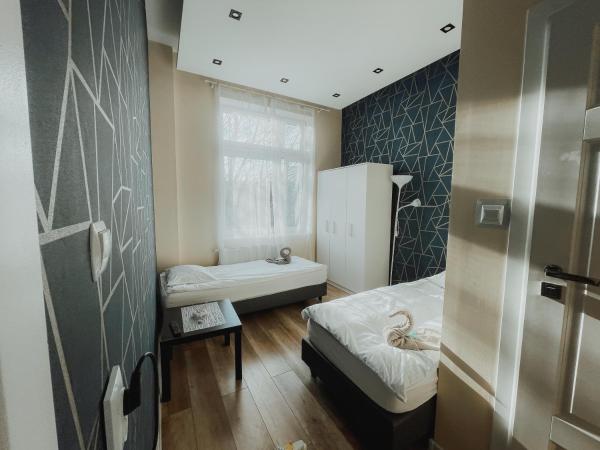 Central Sopot : photo 1 de la chambre economy twin room - railway track view