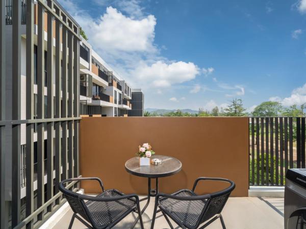 Laguna BangTao Beach Skypark Apartment : photo 6 de la chambre studio avec vue sur jardin