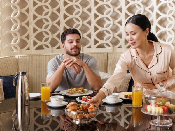 Jumeirah Emirates Towers Dubai : photo 4 de la chambre suite exécutive avec connexion directe au musée du futur, accès gratuit à la plage privée, petit-déjeuner, goûter signature, apéritif, rafraîchissements sans alcool et canapés