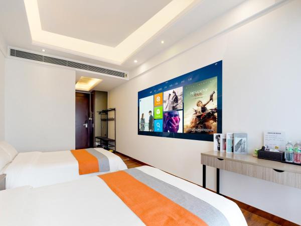 HT Legend Hotel Changgang Metro Station Exit F - Free Shuttle Bus to Canton Fair Complex During Canton Fair Period : photo 4 de la chambre chambre lits jumeaux avec douche 