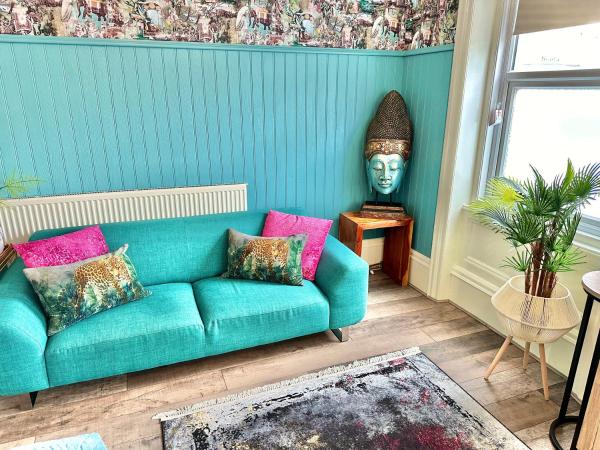 Blue Buddha - Lemur Lodge - Two Bedroom Apartment with Garden and Hot Tub - Free Parking - Close to the Beach : photo 3 de la chambre chambre double deluxe avec douche